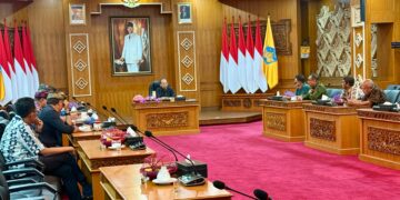 Gubernur Bali Wayan Koster berdialog dengan pelaku usaha transportasi dan koperasi taksi terkait percepatan elektrifikasi kendaraan di Bali. -BALITOPIK.COM