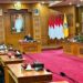 Gubernur Bali Wayan Koster berdialog dengan pelaku usaha transportasi dan koperasi taksi terkait percepatan elektrifikasi kendaraan di Bali. -BALITOPIK.COM