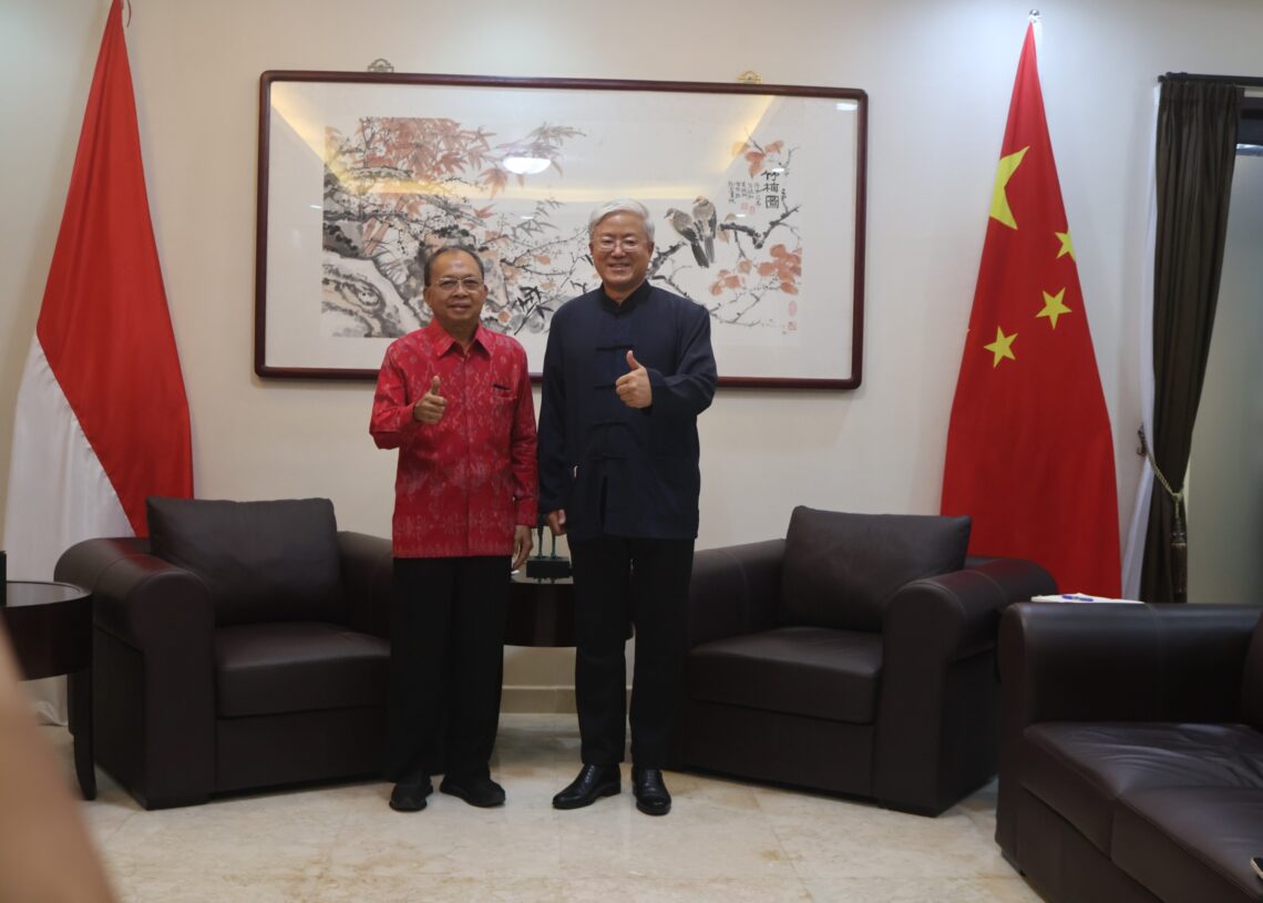 Gubernur Bali, Wayan Koster saat melakukan kunjungan resmi ke Konsul Jenderal Republik Rakyat Tiongkok di Denpasar, Zhang Zhisheng, Kamis (14/5/2026). -BALITOPIK.COM