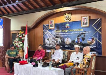Para narasumber dalam diskusi IWO Bali dengan tema Dibalik Penutupan TPA Suwung Siapa Diuntungkan. -BALITOPIK.COM