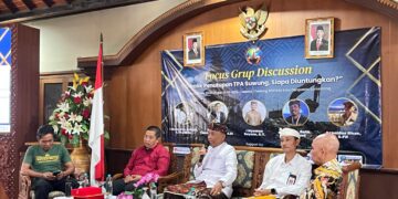 Para narasumber dalam diskusi IWO Bali dengan tema Dibalik Penutupan TPA Suwung Siapa Diuntungkan. -BALITOPIK.COM