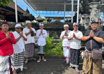 Pengurus PHDI Bali meninjau akses menuju pura di kawasan BTID Serangan, Denpasar Selatan.