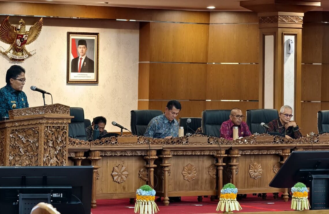 Wakil Gubernur Bali I Nyoam Giri Prasta saat memcakan pendapat akhir Gubernur Bali terhadap Raperda Provinsi Bali tentang perubahan atas peraturan daerah nomor 1 tahun 2024 tentang pajak daerah dan retribusi daerah. -BALITOPIK.COM