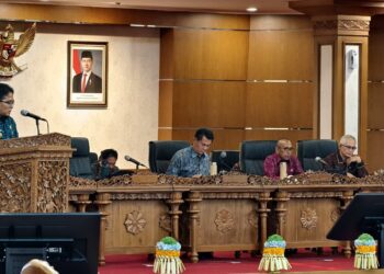 Wakil Gubernur Bali I Nyoam Giri Prasta saat memcakan pendapat akhir Gubernur Bali terhadap Raperda Provinsi Bali tentang perubahan atas peraturan daerah nomor 1 tahun 2024 tentang pajak daerah dan retribusi daerah. -BALITOPIK.COM