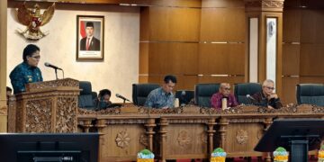 Wakil Gubernur Bali I Nyoam Giri Prasta saat memcakan pendapat akhir Gubernur Bali terhadap Raperda Provinsi Bali tentang perubahan atas peraturan daerah nomor 1 tahun 2024 tentang pajak daerah dan retribusi daerah. -BALITOPIK.COM