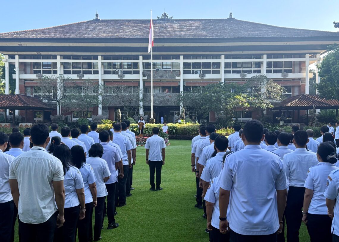 Suasana peringatan Hari Kebangkitan Nasional (Harkitnas) ke-118 melalui apel yang dipimpin Asisten Perekonomian dan Pembangunan Setda Provinsi Bali, Luh Ayu Arini, di Halaman Kantor Gubernur Bali, Rabu (20/5/2026). -IST