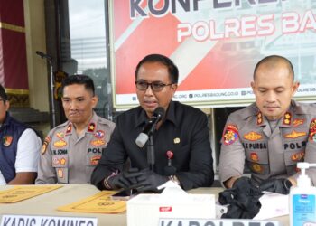 Kepala Diskominfo Kabupaten Badung, Dr. I Ketut Gede Arta, AP., S.H., M.Si. (tengah pakaian hitam). -IST
