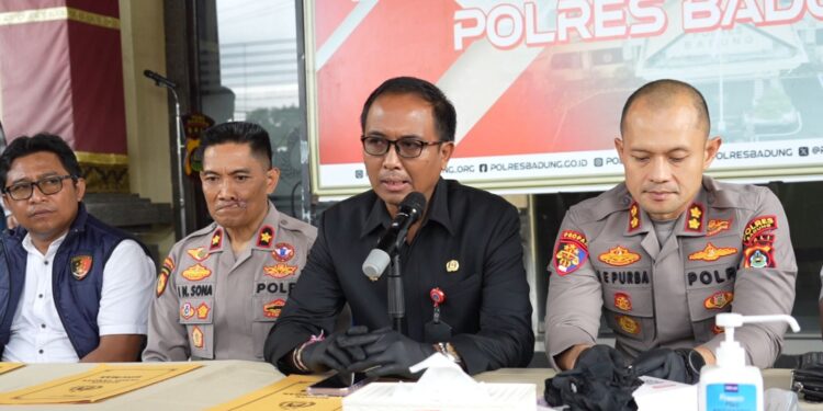 Kepala Diskominfo Kabupaten Badung, Dr. I Ketut Gede Arta, AP., S.H., M.Si. (tengah pakaian hitam). -IST