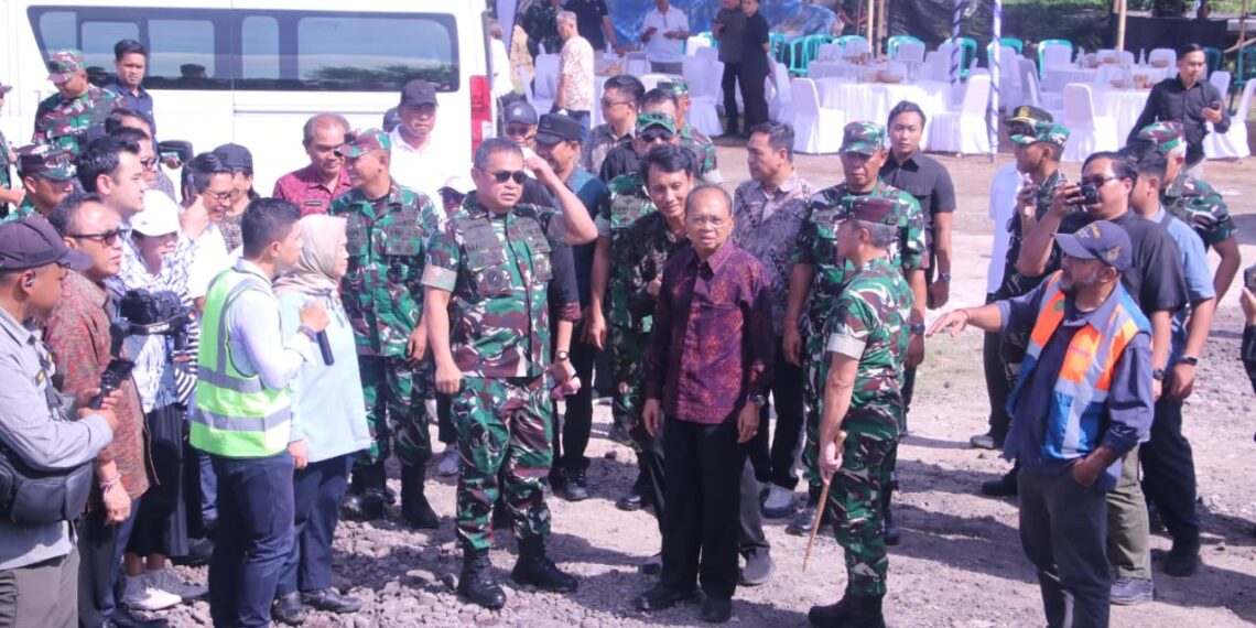 Gubernur Bali, Wayan Koster dan Jendral Maruli saat meninjau pematagangan lokasi PSEL Denpasar Raya di Benoa. -BALITOPIK.COM