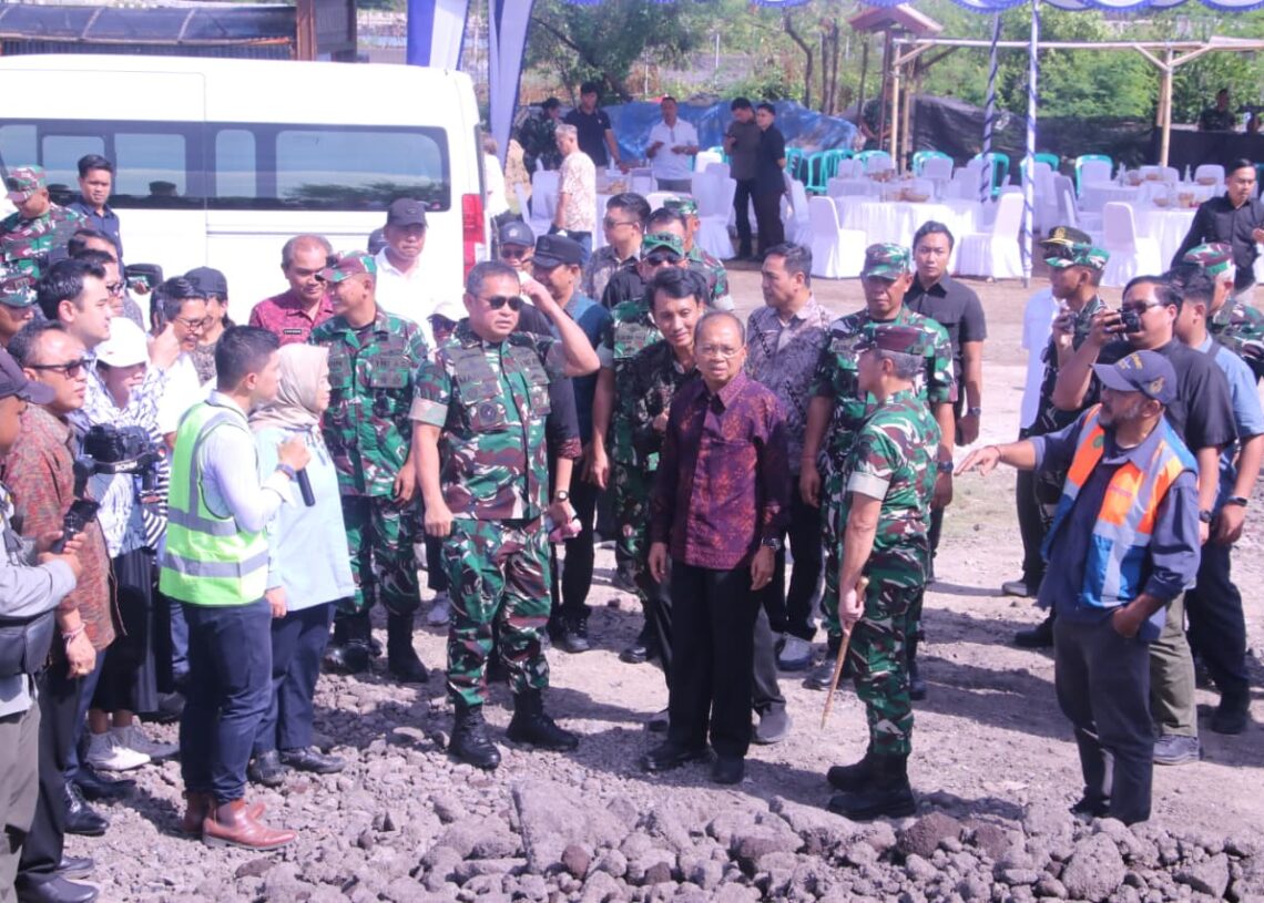 Gubernur Bali, Wayan Koster dan Jendral Maruli saat meninjau pematagangan lokasi PSEL Denpasar Raya di Benoa. -BALITOPIK.COM