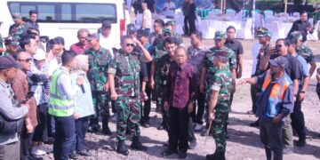 Gubernur Bali, Wayan Koster dan Jendral Maruli saat meninjau pematagangan lokasi PSEL Denpasar Raya di Benoa. -BALITOPIK.COM