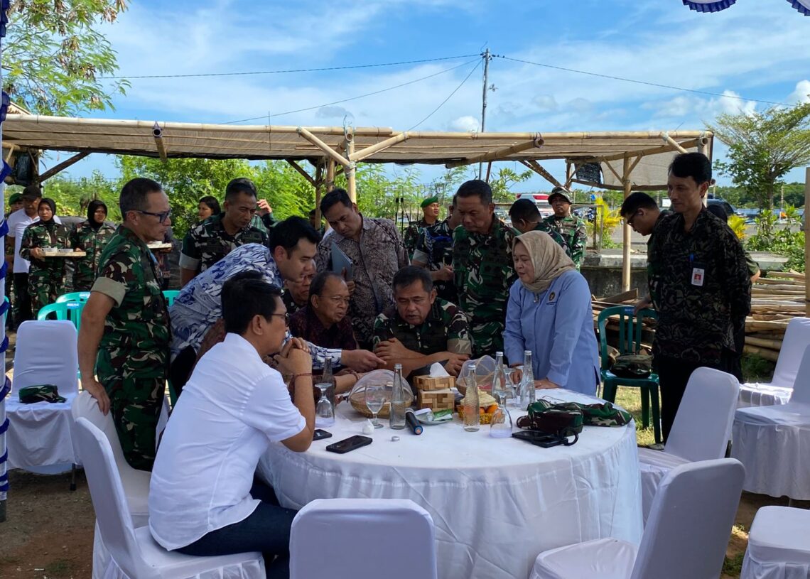 Kepala Staf Angkatan Darat (KSAD) Jenderal Maruli Simanjuntak bersama Gubernur Bali Wayan Koster saat meninjau pematangan lahan PSEL. -BALITOPIK.COM