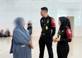 Petugas Imigrasi Ngurah rai saat interogasi salah satu WNI yang diduga akan mengikuti ibadah haji secara non prosedural. -BALITOPIK.COM
