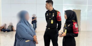 Petugas Imigrasi Ngurah rai saat interogasi salah satu WNI yang diduga akan mengikuti ibadah haji secara non prosedural. -BALITOPIK.COM