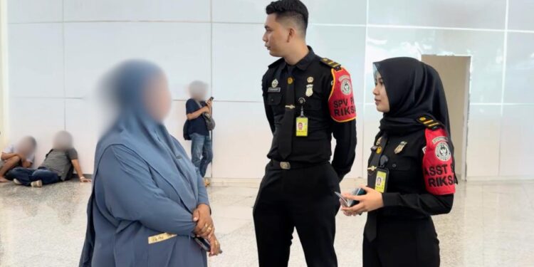 Petugas Imigrasi Ngurah rai saat interogasi salah satu WNI yang diduga akan mengikuti ibadah haji secara non prosedural. -BALITOPIK.COM