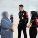 Petugas Imigrasi Ngurah rai saat interogasi salah satu WNI yang diduga akan mengikuti ibadah haji secara non prosedural. -BALITOPIK.COM