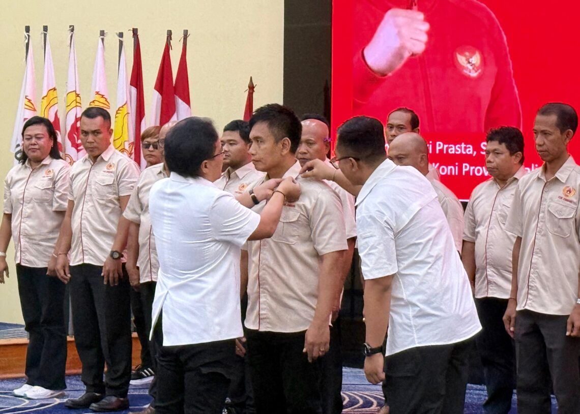 Ketua KONI Provinsi Bali, Giri Prasta melantik I Gede Ngurah Patriana Krisna sebagai Ketua KONI Jembrana 2026-2030 di Gedung Kesenian Soekarno. -BALITOPIK.COM