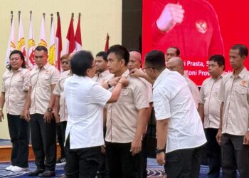 Ketua KONI Provinsi Bali, Giri Prasta melantik I Gede Ngurah Patriana Krisna sebagai Ketua KONI Jembrana 2026-2030 di Gedung Kesenian Soekarno. -BALITOPIK.COM