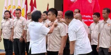 Ketua KONI Provinsi Bali, Giri Prasta melantik I Gede Ngurah Patriana Krisna sebagai Ketua KONI Jembrana 2026-2030 di Gedung Kesenian Soekarno. -BALITOPIK.COM