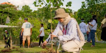 Salah satu peserta penanaman 1.000 pohon di Nuanu Creative City. IST