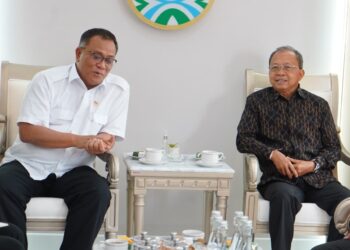Menteri Lingkungan Hidup (LH) Mohammad Jumhur Hidayat dan Gubernur Bali Wayan Koster membahas langkah strategis penanganan sampah di Bali