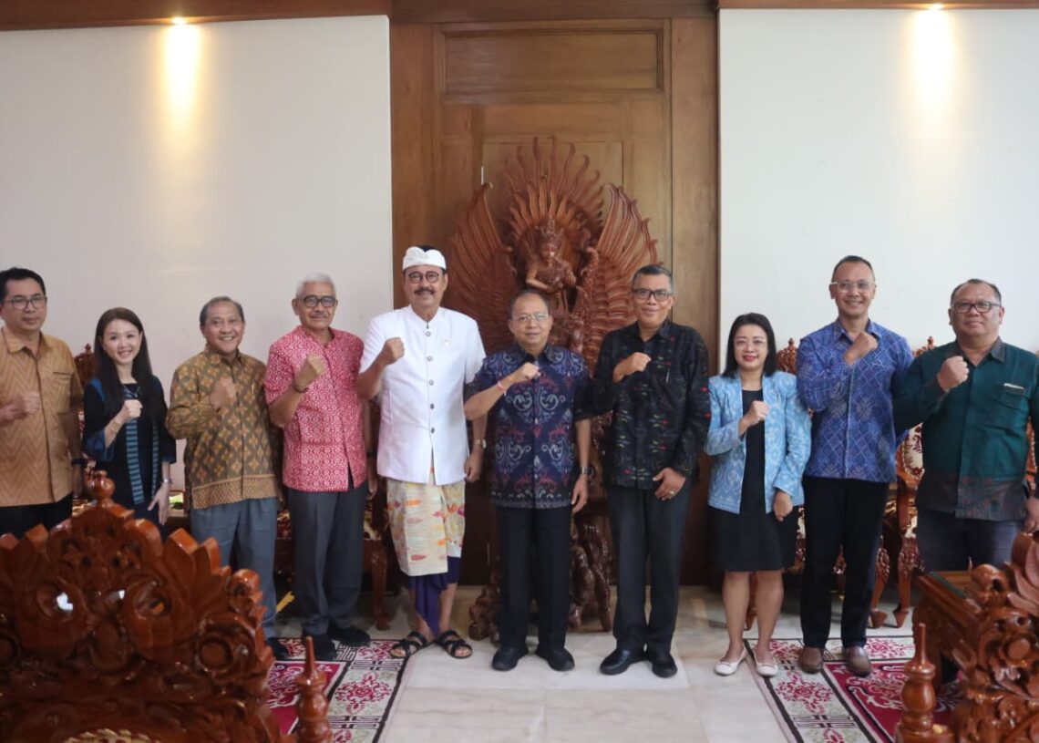 Gubernur Bali Wayan Koster saat menerima audiensi jajaran Bali Convention and Exhibition Bureau (BaliCEB) di Jayasabha, Denpasar, Rabu (27/5/2026). -IST