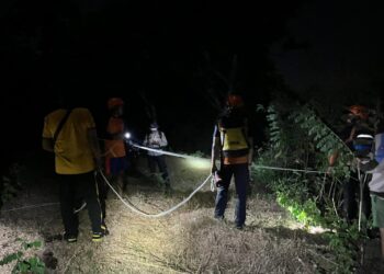 TIM SAR Gabungan saat melakukan penyelamatan 2 turis rusia yang terjebak laut pasang di pantai padang-padang. IST