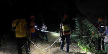 TIM SAR Gabungan saat melakukan penyelamatan 2 turis rusia yang terjebak laut pasang di pantai padang-padang. IST