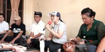 Ketua Koordinator Kesejahteraan Sosial (K3S) Kabupaten Badung, Ny. Rasniathi Adi Arnawa (tengah). -IST