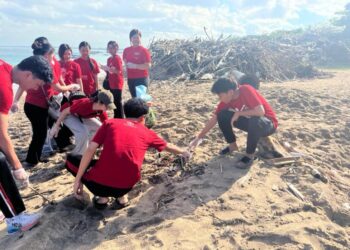 Mahasiswa Fakultas Hukum Universitas Udayana membersihkan sampah plastik di kawasan Pantai Jerman Kuta. -IST/BALITOPIK.COM
