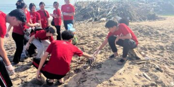 Mahasiswa Fakultas Hukum Universitas Udayana membersihkan sampah plastik di kawasan Pantai Jerman Kuta. -IST/BALITOPIK.COM