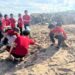 Mahasiswa Fakultas Hukum Universitas Udayana membersihkan sampah plastik di kawasan Pantai Jerman Kuta. -IST/BALITOPIK.COM