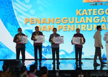Bupati Badung I Wayan Adi Arnawa menerima penghargaan Terbaik I Kategori Penanggulangan Kemiskinan dan Penurunan Stunting Tingkat Kabupaten pada Apresiasi Daerah Berprestasi Tahun 2026 Regional Jawa-Bali di Yogyakarta.