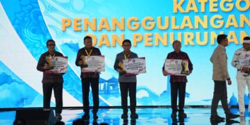 Bupati Badung I Wayan Adi Arnawa menerima penghargaan Terbaik I Kategori Penanggulangan Kemiskinan dan Penurunan Stunting Tingkat Kabupaten pada Apresiasi Daerah Berprestasi Tahun 2026 Regional Jawa-Bali di Yogyakarta.