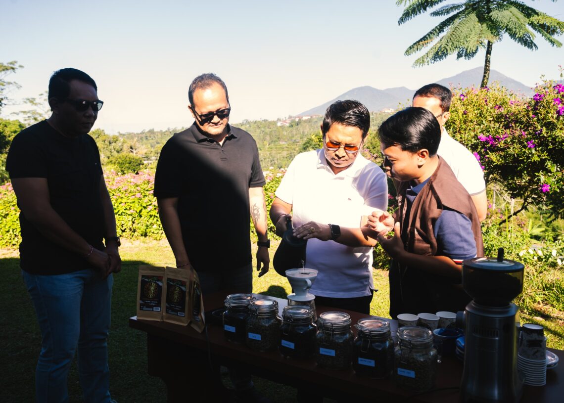 Bupati Badung I Wayan Adi Arnawa bersama Wakil Bupati Bagus Alit Sucipta meninjau Kawasan Badung Agro Techno Park. -IST