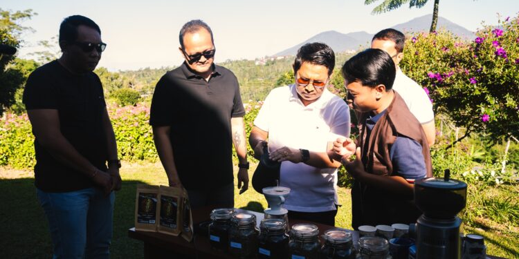 Bupati Badung I Wayan Adi Arnawa bersama Wakil Bupati Bagus Alit Sucipta meninjau Kawasan Badung Agro Techno Park. -IST