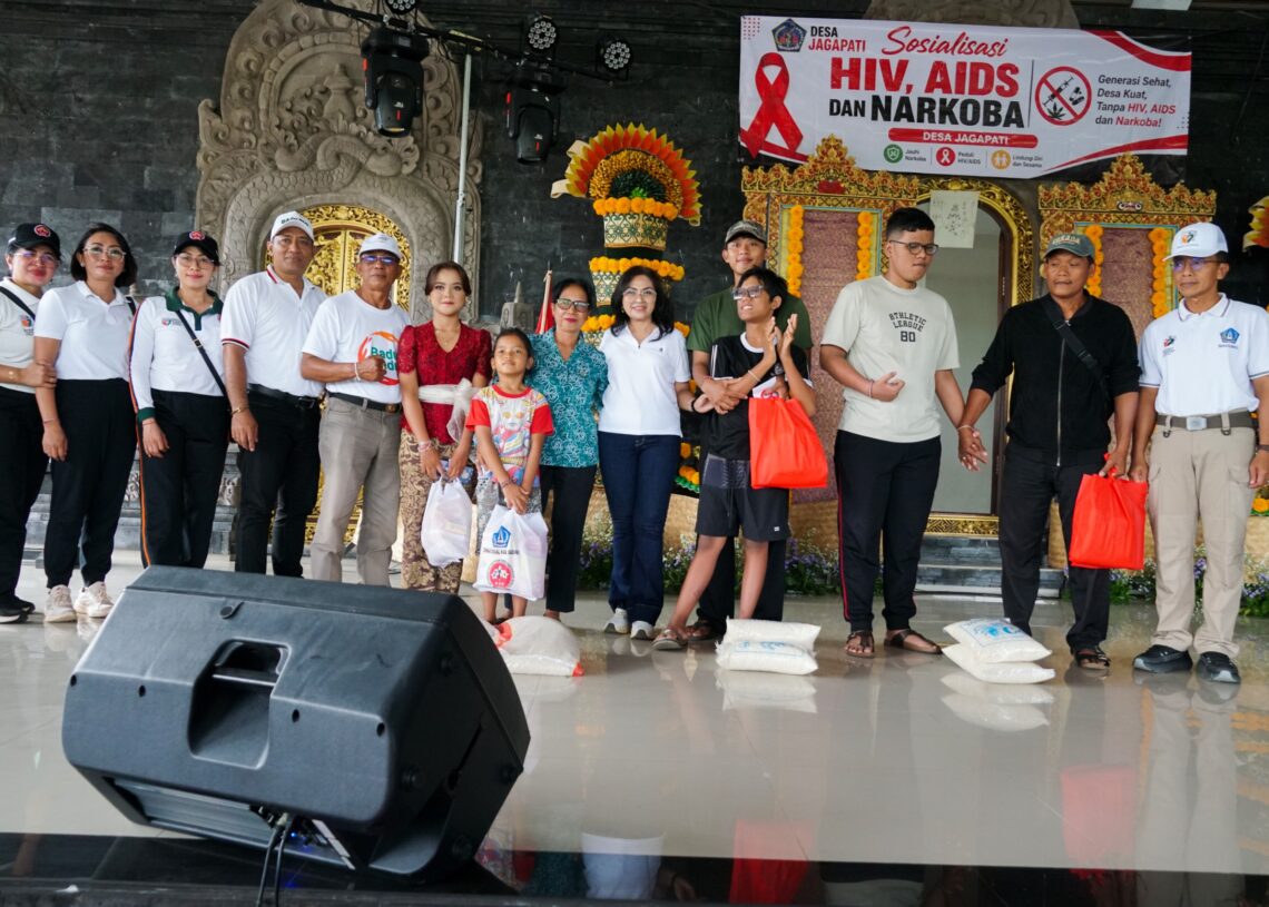 Ketua Koordinator Kesejahteraan Sosial (K3S) Kabupaten Badung, Nyonya Rasniathi Adi Arnawa, menghadiri kegiatan Gerakan Badung Peduli yang dirangkaikan dengan sosialisasi HIV/AIDS dan bahaya narkoba bagi remaja di Wantilan Pura Puseh, Desa Jagapati, Kecamatan Abiansemal, Jumat (19/6/2026).