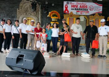Ketua Koordinator Kesejahteraan Sosial (K3S) Kabupaten Badung, Nyonya Rasniathi Adi Arnawa, menghadiri kegiatan Gerakan Badung Peduli yang dirangkaikan dengan sosialisasi HIV/AIDS dan bahaya narkoba bagi remaja di Wantilan Pura Puseh, Desa Jagapati, Kecamatan Abiansemal, Jumat (19/6/2026).