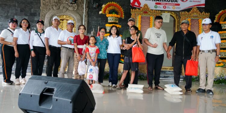 Ketua Koordinator Kesejahteraan Sosial (K3S) Kabupaten Badung, Nyonya Rasniathi Adi Arnawa, menghadiri kegiatan Gerakan Badung Peduli yang dirangkaikan dengan sosialisasi HIV/AIDS dan bahaya narkoba bagi remaja di Wantilan Pura Puseh, Desa Jagapati, Kecamatan Abiansemal, Jumat (19/6/2026).