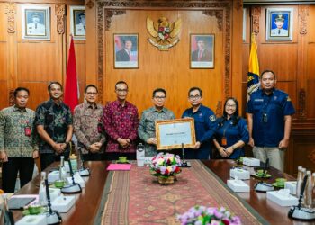 Bupati Badung dan jajaran saat menerima penghargaan dari BKN. -IST