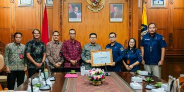 Bupati Badung dan jajaran saat menerima penghargaan dari BKN. -IST
