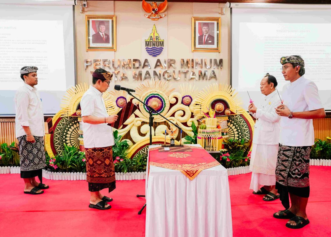 Bupati Badung, I Wayan Adi Arnawa saat melantik I Made Putra Wijaya sebagai Direktur Umum Perusahaan Umum Daerah (Perumda) Air Minum Tirta Mangutama masa bakti 2026-2031. -IST