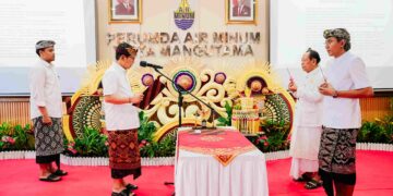 Bupati Badung, I Wayan Adi Arnawa saat melantik I Made Putra Wijaya sebagai Direktur Umum Perusahaan Umum Daerah (Perumda) Air Minum Tirta Mangutama masa bakti 2026-2031. -IST