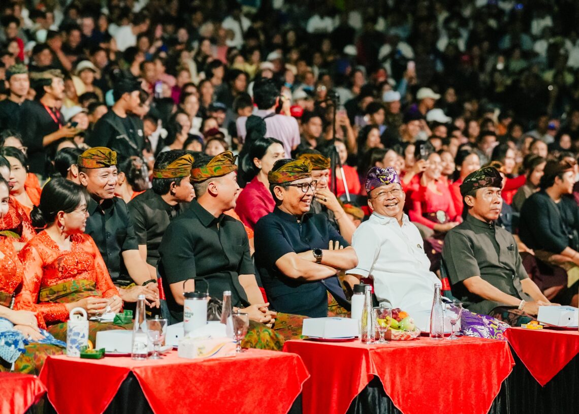 Bupati Badung dan Gubernur Bali menyaksikan Gong Kebyar Wanita saat tampil di PKB. -IST