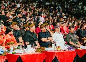 Bupati Badung dan Gubernur Bali menyaksikan Gong Kebyar Wanita saat tampil di PKB. -IST