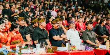 Bupati Badung dan Gubernur Bali menyaksikan Gong Kebyar Wanita saat tampil di PKB. -IST