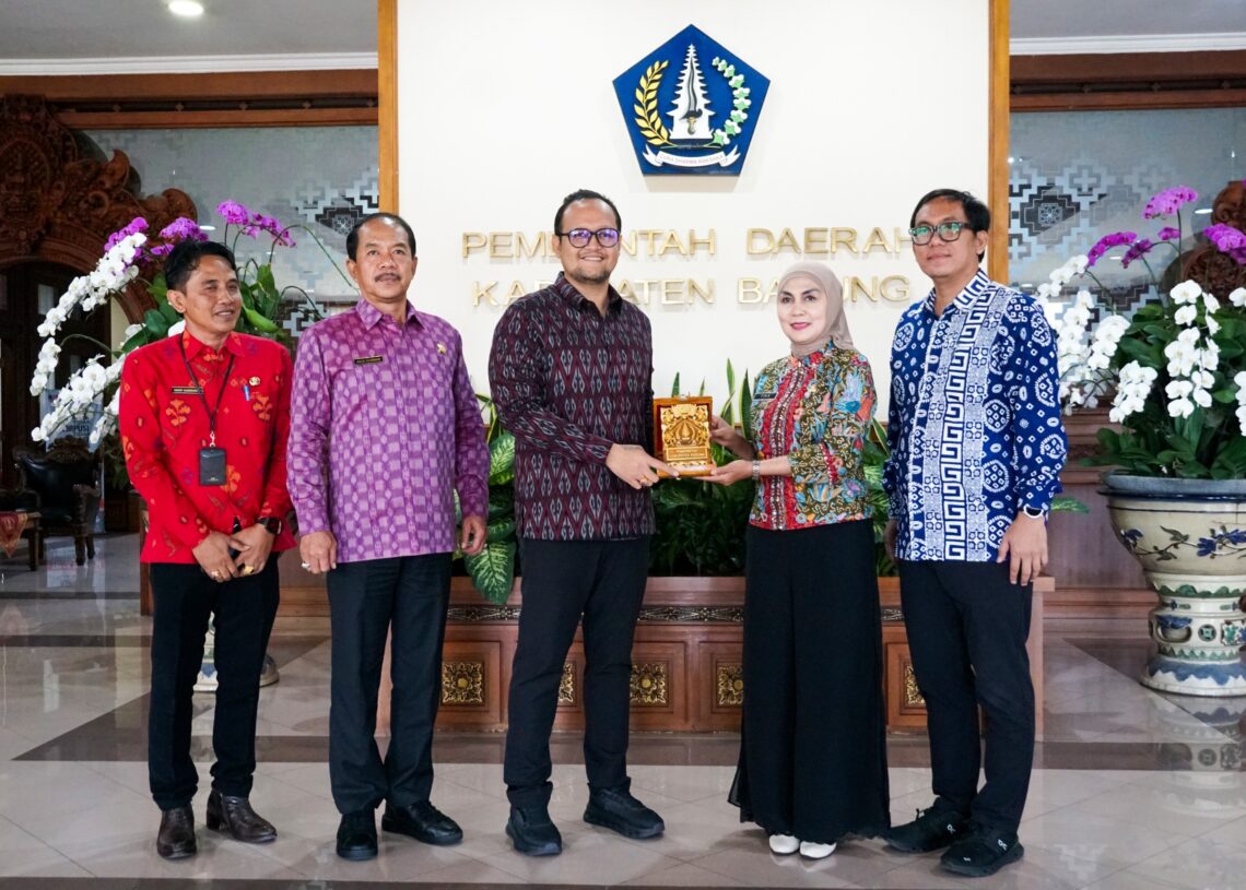 Wakil Bupati Badung Bagus Alit Sucipta saat menerima kunjungan kerja Bupati Kendal, Jawa Tengah Dyah Kartika Permanasari beserta jajaran. -IST