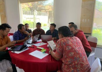 Peserta Desa Tulamben membuat rancangan penganggaran PRB-API dalam Lokakarya Teknikal Klinis di Karangasem. -IST