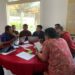 Peserta Desa Tulamben membuat rancangan penganggaran PRB-API dalam Lokakarya Teknikal Klinis di Karangasem. -IST
