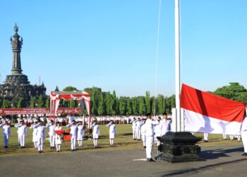 Upacara bendera memperingati Hari Lahir Pancasila di Lapangan Niti Mandala Renon, Denpasar, Senin (1/6/2026).